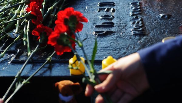 Homenaje a las víctimas de la masacre en Kerch Homenaje a las víctimas de la masacre en Kerch - Sputnik Mundo