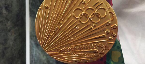 Medallas de oro de los integrante del equipo juvenil de natacion de Rusia - Sputnik Mundo