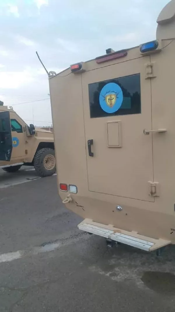 El símbolo del Consejo Militar de Manbij en los blindados entregados por Estados Unidos El símbolo del Consejo Militar de Manbij en los blindados entregados por Estados Unidos - Sputnik Mundo