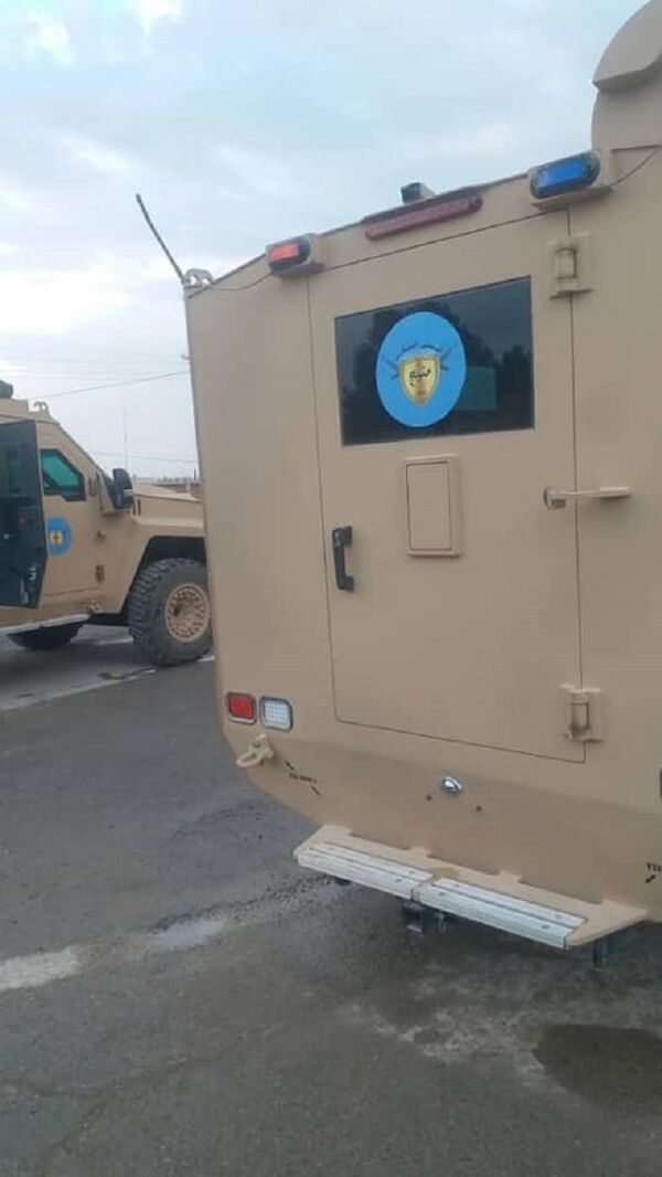 El símbolo del Consejo Militar de Manbij en los blindados entregados por Estados Unidos  - Sputnik Mundo