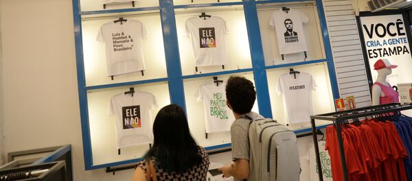 Las camisetas de las campañas electorales en Brasil - Sputnik Mundo