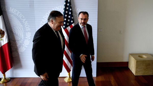 El secretario de Estado de EEUU, Mike Pompeo y el canciller de México, Luis Videgaray El secretario de Estado de EEUU, Mike Pompeo y el canciller de México, Luis Videgaray - Sputnik Mundo