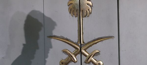 Una silueta en la entrada del consulado de Arabia Saudita en Estambul, Turquía - Sputnik Mundo
