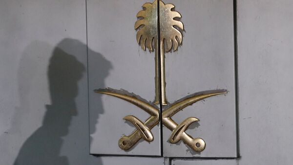 Una silueta en la entrada del consulado de Arabia Saudita en Estambul, Turquía - Sputnik Mundo