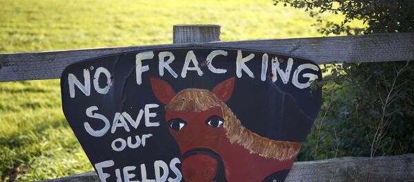 An anti fracking sign hangs on a fence near the village of Roseacre, northern England, October 6, 2016. An anti fracking sign hangs on a fence near the village of Roseacre, northern England, October 6, 2016. - Sputnik Mundo