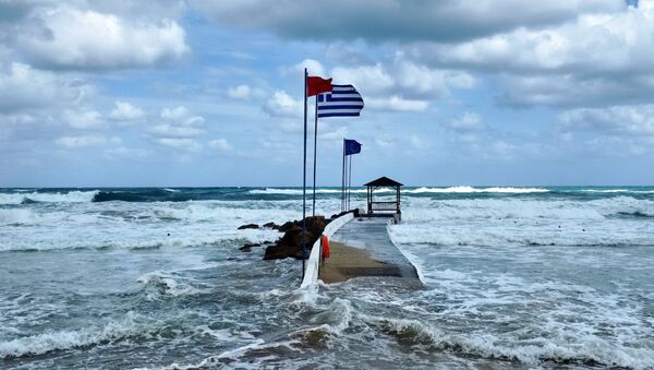 Bandera de Grecia en la isla de Creta - Sputnik Mundo