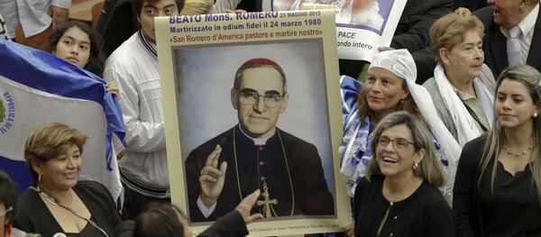 Pelegrinos salvadoreños durante la canonización de Óscar Romero en el Vaticano, el 14 de octubre de 2018 - Sputnik Mundo