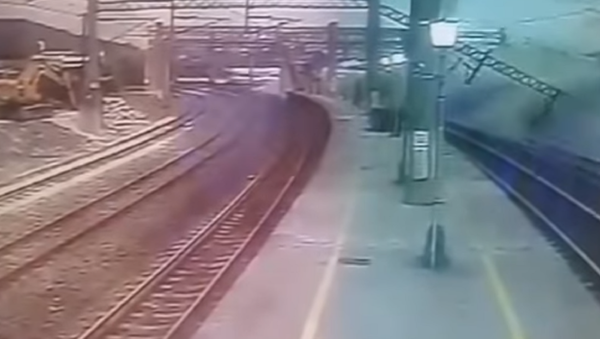 El espantoso descarrilamiento de un tren en Taiwán - Sputnik Mundo