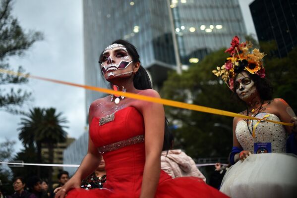 Desfile de Catrinas mexicanas en vísperas del Día de los Muertos - Sputnik Mundo