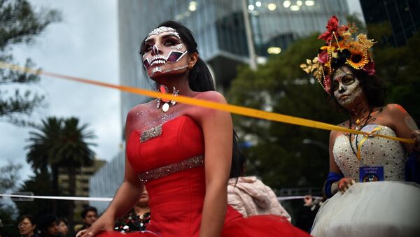Desfile de Catrinas mexicanas en vísperas del Día de los Muertos - Sputnik Mundo