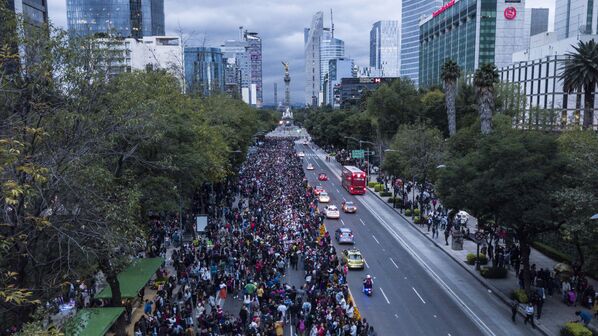 Desfile de Catrinas mexicanas en vísperas del Día de los Muertos - Sputnik Mundo