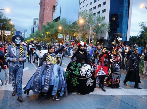 Desfile de Catrinas mexicanas en vísperas del Día de los Muertos - Sputnik Mundo