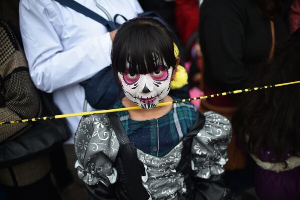 Desfile de Catrinas mexicanas en vísperas del Día de los Muertos - Sputnik Mundo