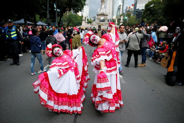 Desfile de Catrinas mexicanas en vísperas del Día de los Muertos - Sputnik Mundo