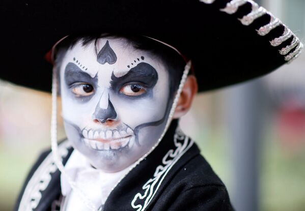 Desfile de Catrinas mexicanas en vísperas del Día de los Muertos - Sputnik Mundo