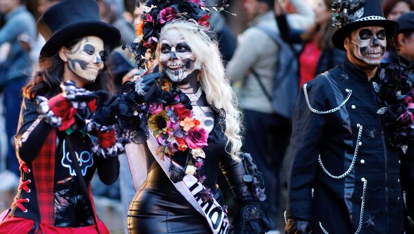 Desfile de Catrinas mexicanas en vísperas del Día de los Muertos - Sputnik Mundo