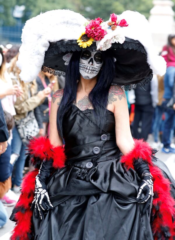 Desfile de Catrinas mexicanas en vísperas del Día de los Muertos - Sputnik Mundo