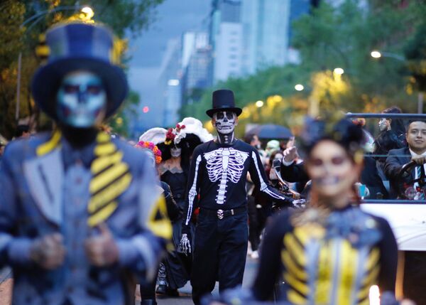 Desfile de Catrinas mexicanas en vísperas del Día de los Muertos - Sputnik Mundo