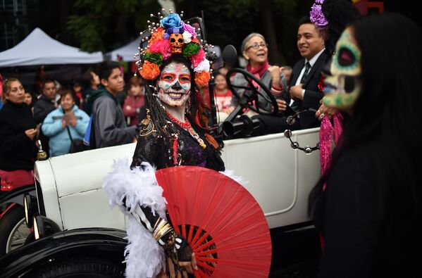 Desfile de Catrinas mexicanas en vísperas del Día de los Muertos - Sputnik Mundo