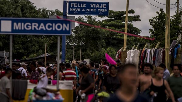 Migrantes en el puente internacional entre Guatemala y México (archivo) - Sputnik Mundo