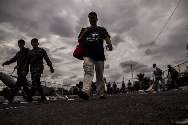 Miles de personas salen del puente internacional entre Guatemala y México al no tener respuesta del Gobierno mexicano para darles paso Miles de personas salen del puente internacional entre Guatemala y México al no tener respuesta del Gobierno mexicano para darles paso - Sputnik Mundo
