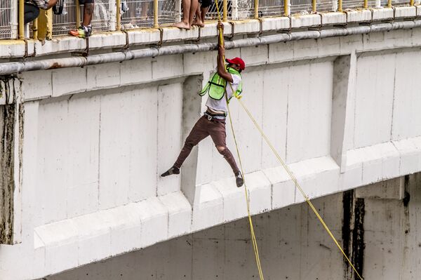 Una persona salta del puente internacional entre México y Guatemala a falta de respuestas del Gobierno mexicano para abrirle el paso a la Caravana de Hondureños Una persona salta del puente internacional entre México y Guatemala a falta de respuestas del Gobierno mexicano para abrirle el paso a la Caravana de Hondureños - Sputnik Mundo