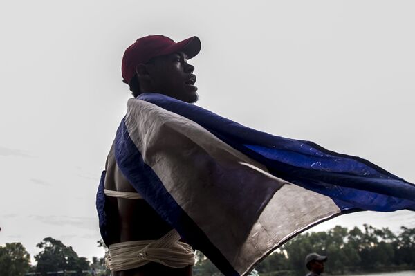 Un migrante hondureño entra a México por la falta de respuestas sobre el puente internacional limítrofe con Guatemala Un migrante hondureño entra a México por la falta de respuestas sobre el puente internacional limítrofe con Guatemala - Sputnik Mundo