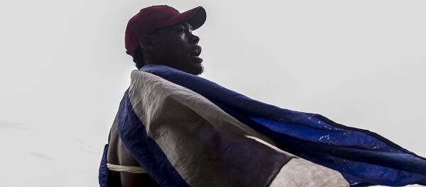 Un migrante hondureño entra a México por la falta de respuestas sobre el puente internacional limítrofe con Guatemala - Sputnik Mundo