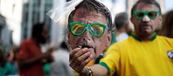 La máscara con la imagen del candidato brasileño presidencial ultraderechista Jair Bolsonaro (imagen referencial) La máscara con la imagen del candidato brasileño presidencial ultraderechista Jair Bolsonaro (imagen referencial) - Sputnik Mundo