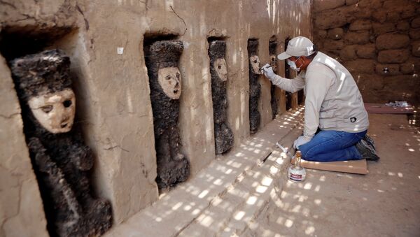 Esculturas de madera en la ciudadela de Chan Chan, Perú - Sputnik Mundo