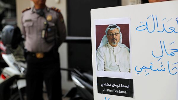 Activista con la foto del periodista desaparecido, Jamal Khashoggi - Sputnik Mundo