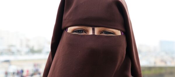 Una mujer llevando velo islámico - Sputnik Mundo