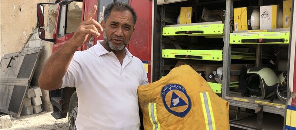 Hassan Farouk Mohammed de los Cascos Blancos muestra el equipo de los miembros de la organización - Sputnik Mundo