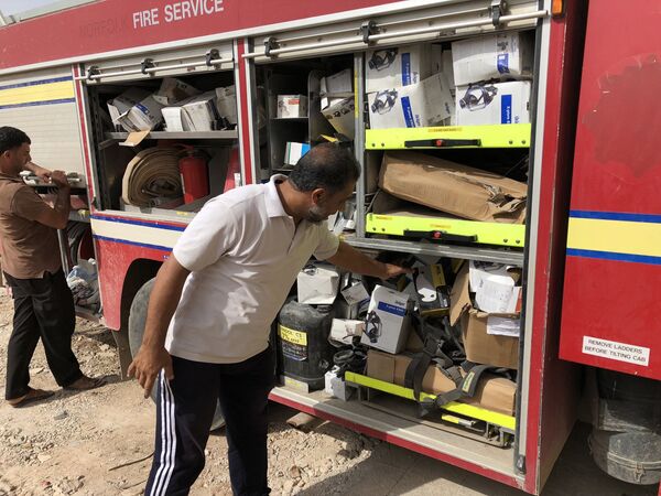 Hassan Farouk Mohammed de los Cascos Blancos muestra el equipo de los miembros de la organización - Sputnik Mundo