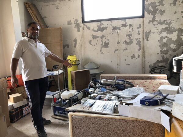 Hassan Farouk Mohammed de los Cascos Blancos muestra el equipo de los miembros de la organización - Sputnik Mundo