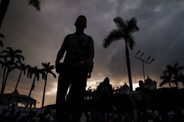 Exclusivo: Sputnik acompaña el éxodo hondureño que avanza por México hacia Estados Unidos - Sputnik Mundo