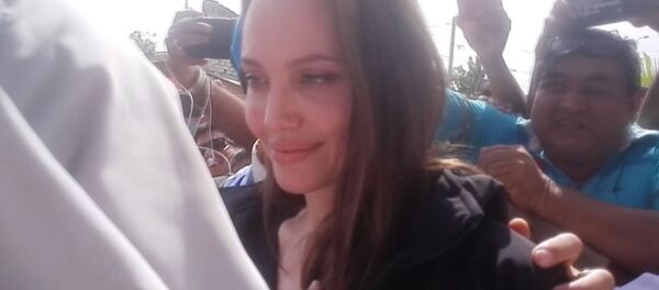 Angelina Jolie se emociona durante su visita a los refugiados de Venezuela - Sputnik Mundo