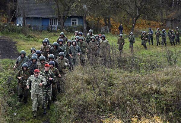 La boina granate: la 'prueba de fuego' para los militares más valientes de Bielorrusia - Sputnik Mundo