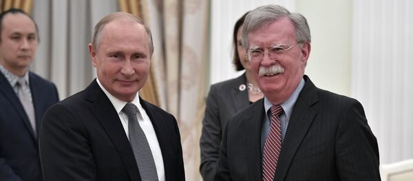 Presidente de Rusia, Vladímir Putin, y asesor de la Casa Blanca para la Seguridad Nacional, John Bolton Presidente de Rusia, Vladímir Putin, y asesor de la Casa Blanca para la Seguridad Nacional, John Bolton - Sputnik Mundo