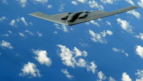 Un bombardero estratégico B-2 de EEUU durante el vuelo (archivo) - Sputnik Mundo