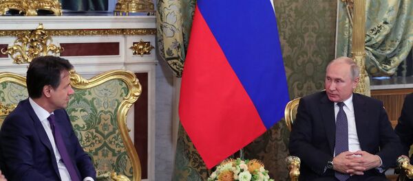 El primer ministro italiano, Giuseppe Conte, y el presidente de Rusia, Vladímir Putin - Sputnik Mundo
