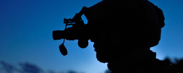 Un militar con equipo de visión nocturna, imagen referencial Un militar con equipo de visión nocturna, imagen referencial - Sputnik Mundo
