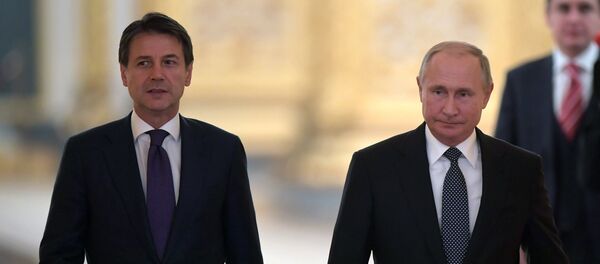 El primer ministro italiano, Giuseppe Conte, y el presidente ruso, Vladímir Putin - Sputnik Mundo