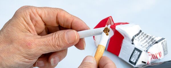 Un cigarrillo roto - Sputnik Mundo