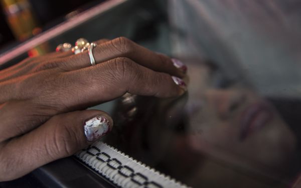 La mano de Kenya sobre el ataúd de Paola durante su funeral, en la Funeraria Rudiño de la Ciudad de México - Sputnik Mundo