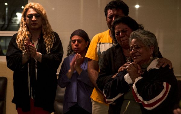 Familia de la Oaxaca durante su funeral, otra trabajadora sexual que falleció por VIH. Kenya contactó a su familia que tenía 20 años sin saber de ella - Sputnik Mundo