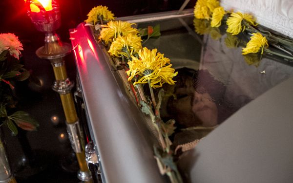 El funeral de la tía Bárbara que se logró con la ayuda de Kenya, sus compañeras y la Funeraria Rudiño - Sputnik Mundo