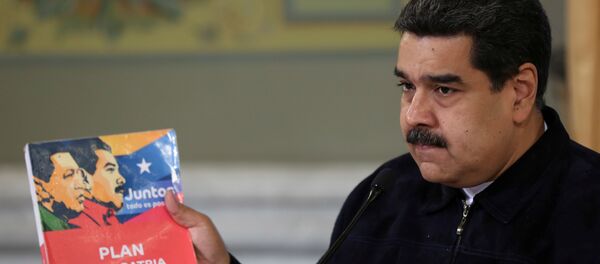 El presidente de Venezuela, Nicolás Maduro, con el Plan de la Patria - Sputnik Mundo