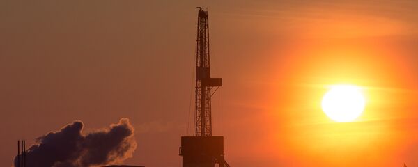 Torre petrolera de la compañía Rosneft Torre petrolera de la compañía Rosneft - Sputnik Mundo