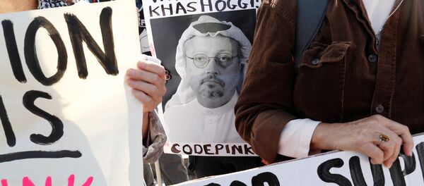 Un activista con la foto del periodista desaparecido Jamal Khashoggi - Sputnik Mundo